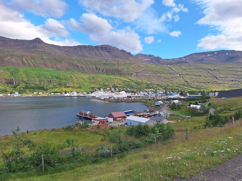 Seyðisfjörður in Ostisland mit Kreuzfahrtschiff, Hafen und bunten Häusern am Fjord