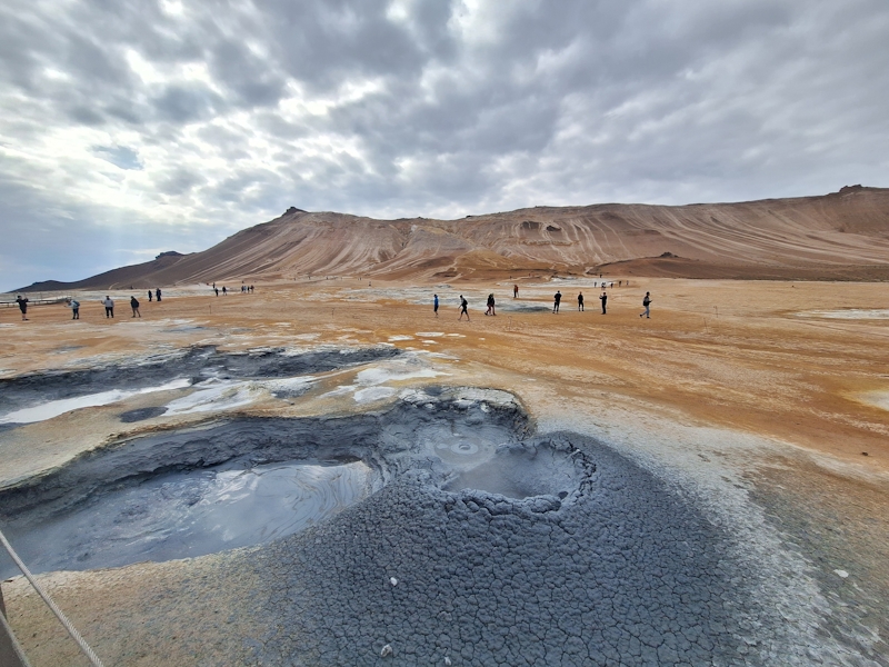 Blubbernde Schlammtöpfe und dampfende Erde im Geothermalgebiet Hverir bei Reykjahlíð in Island