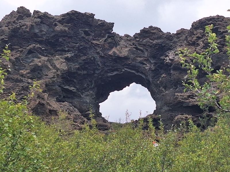 Natürliches Felsentor im Lavafeld Dimmuborgir bei Mývatn in Island