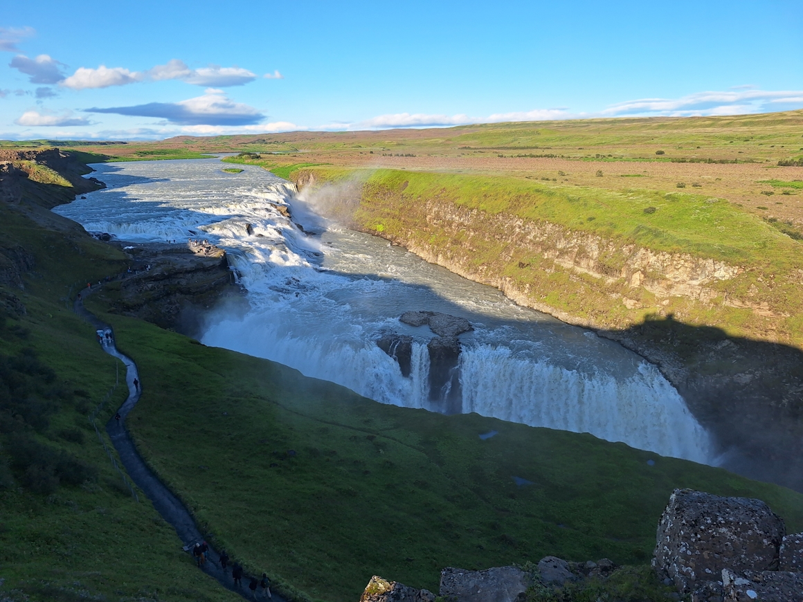 Gullfoss Wasserfall Island – mächtiger Wasserstrom im Abendlicht