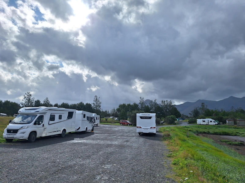 Wohnmobile auf einem Campingplatz in Island bei stürmischen Wetter