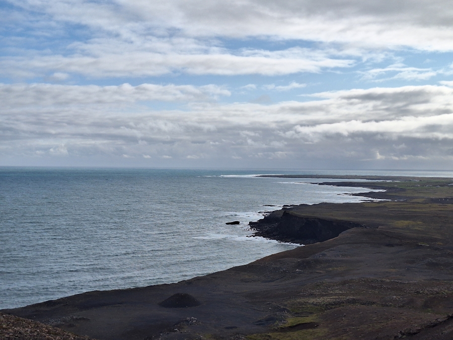 Felsküste mit Blick über den Atlantik in Island