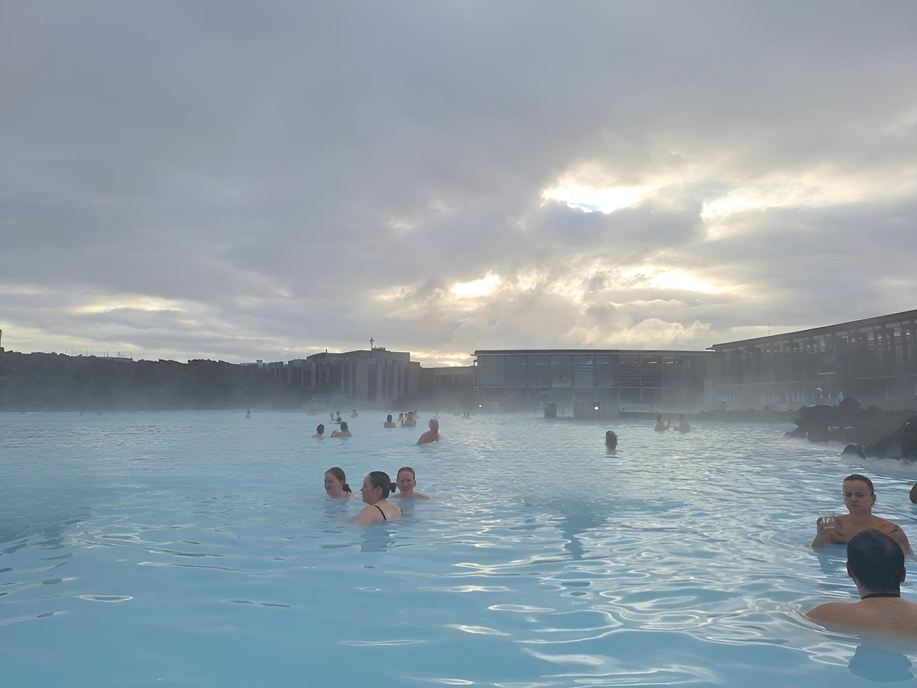 Menschen baden in der Blauen Lagune in Island