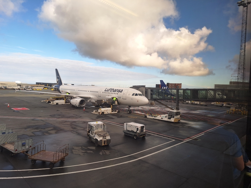 Lufthansa Flugzeug auf dem Rollfeld in Island