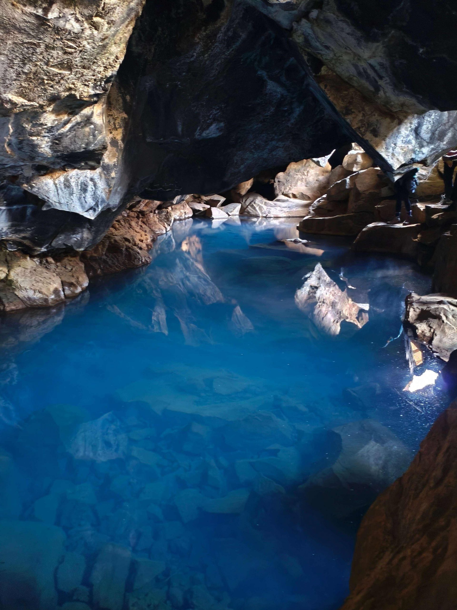 Heißes, blaues Thermalwasser in der Grjótagjá-Höhle bei Mývatn in Island