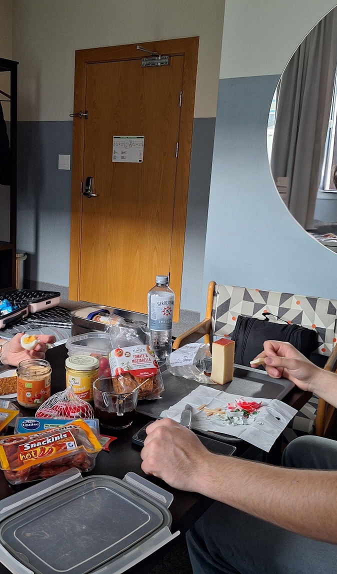 Frühstück auf dem Hotelzimmer mit Brot, Käse, Eiern und Kaffee – entspannter Start in den Reisetag