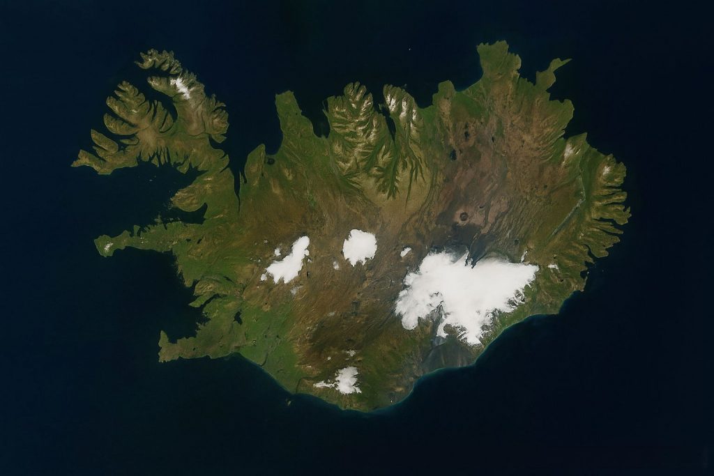 Satellitenbild von Island – grüne Landschaften, Gletscher und Vulkane im Nordatlantik