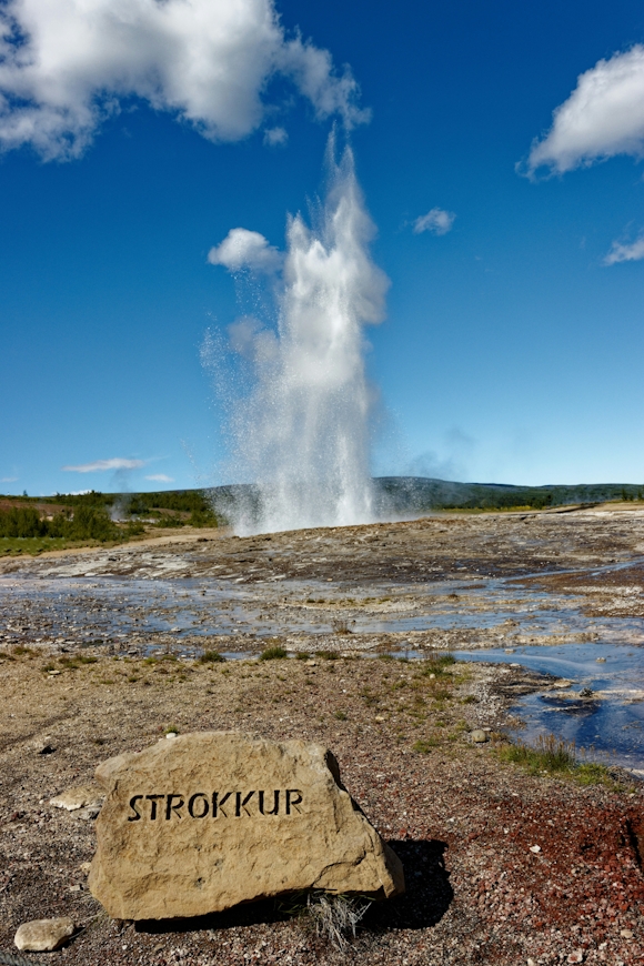 Geysir Strokkur in Island – heißer Wasserausbruch unter blauem Himmel