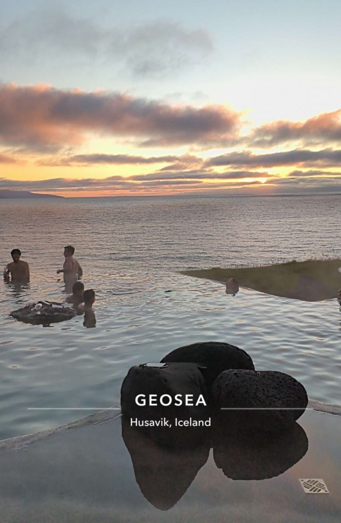 Menschen im Geosea-Thermalbad in Húsavík, Island, bei Sonnenuntergang – Ruhe, Wärme und Weite auf panikontour.de