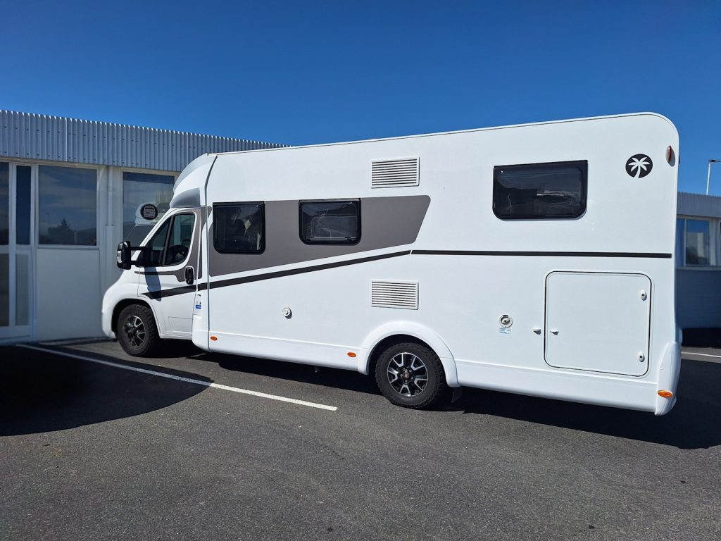 Wohnmobil auf Island – Start einer Rundreise bei blauem Himmel